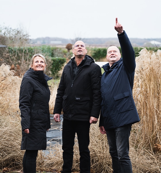Makelaar geeft uitleg aan kopers tijdens bezichtiging van een woning in Assen