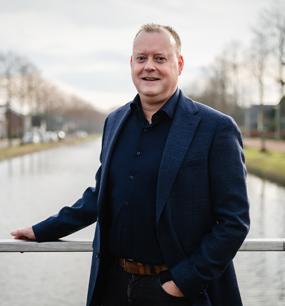 Portret van makelaar in Assen bij karakteristieke waterpartij