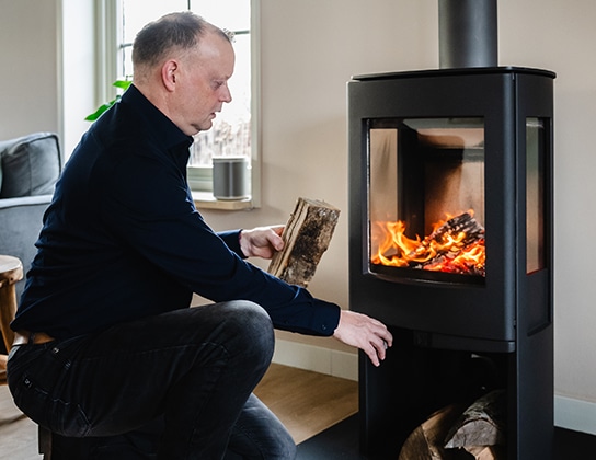 Moderne woning met brandende houtkachel en warme woonruimte