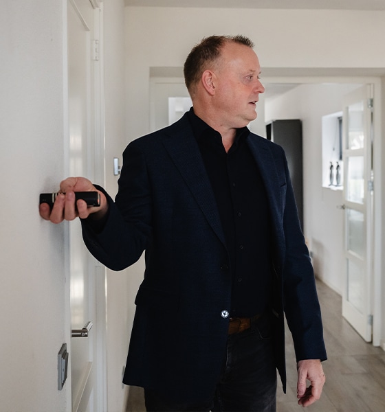 Makelaar voert meting uit tijdens taxatie van woning in Assen